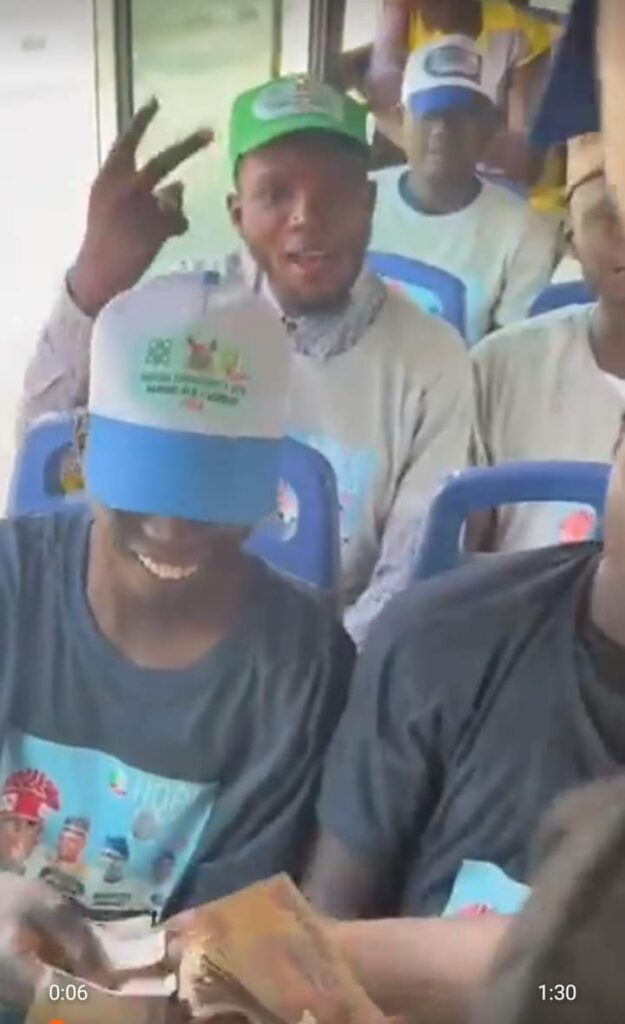 APC Members Shares N1000 To Rented Nigerians Inside Bus In Viral Video